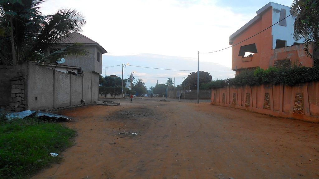 route en terre rouge de Lomé