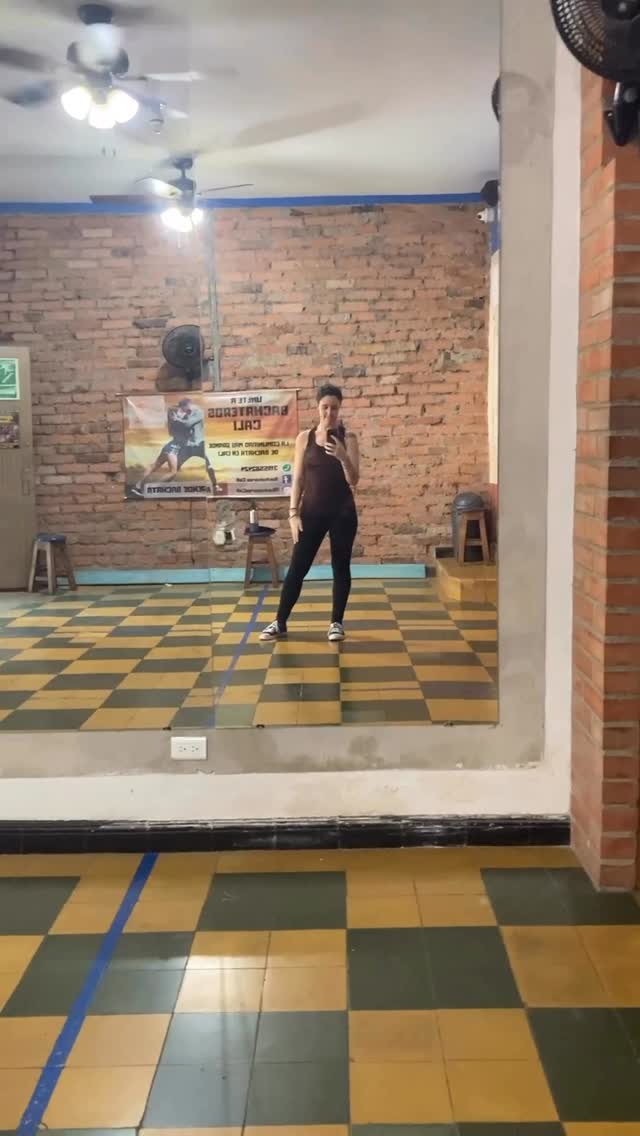 Je suis partie en PVT Colombie pour apprendre la salsa Caleña à Cali. 💃 

Je n’avais jamais dansé la salsa de ma vie. Je ne connaissais pas le monde de la danse de couple. Je me souviendrai toute ma vie de mon premier cours de salsa. J’ai terminé l’heure en me sentant vivante comme jamais. Je ne pensais pas pouvoir retrouver un bonheur aussi intense que celui que j’avais découvert en Nouvelle-Zélande et pourtant la Colombie a réussi à libérer quelque chose en moi. J’ai découvert un monde à part, celui de la danse de couple, mais surtout celui de la culture caleña. Cali est une ville avec une histoire forte.

J’ai passé 8h par jour, 6j/7 pendant 3 mois à danser la salsa Caleña. Mes journées se composaient de cours privés le matin, puis de repos le midi, de cours en groupe en fin d’après-midi et le soir nous sortions de 22h à 2h dans les bars à salsa pour danser avec les meilleurs danseurs de la ville. J’ai vécu la danse pendant 3 mois entiers qui furent parmi les plus beaux de ma vie. J’ai travaillé sur mon corps, sur comment je me voyais avec le peu de confiance que j’avais dans mon niveau, mais j’ai continué d’évoluer, de travailler fort.

Aujourd’hui j’essaie de continuer de pratiquer malgré mon retour en France et le très petit nombre de danseurs de Salsa Caleña en France. Mais cette salsa m’a transformée, elle est mon alter ego de la danse et je compte bien retourner en Colombie pour continuer de la pratiquer et pouvoir l’enseigner ici en France.

🙋🏻‍♀️Moi c’est Mélissa, et si tu veux vivre un voyage aussi transformateur que celui que j’ai vécu, sache que je suis travel planner spécialiste de la Colombie et que je peux te créer un itinéraire spécialement centré autour de la danse en Colombie : reggaeton, champeta, salsa, bachata, la Colombie est un pays qui danse et tu peux passer la meilleure expérience de ta vie là-bas. 

📩Partage à ta pote la danseuse ;)